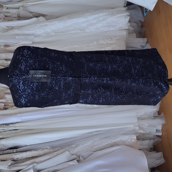 Lace cocktail dress - Picture 3 of 4